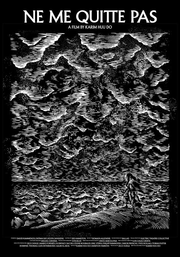 Pòster de la pel·lícula 'Ne me quitte pas'. És un gravat en blanc i negre que mostra una figura solitària mirant al mar. Les ones estan representades per línies ondulades i els núvols del cel, per línies horitzontals. El títol de la pel·lícula es troba en lletres grans i blanques a la part superior de la imatge i els crèdits a la part inferior.